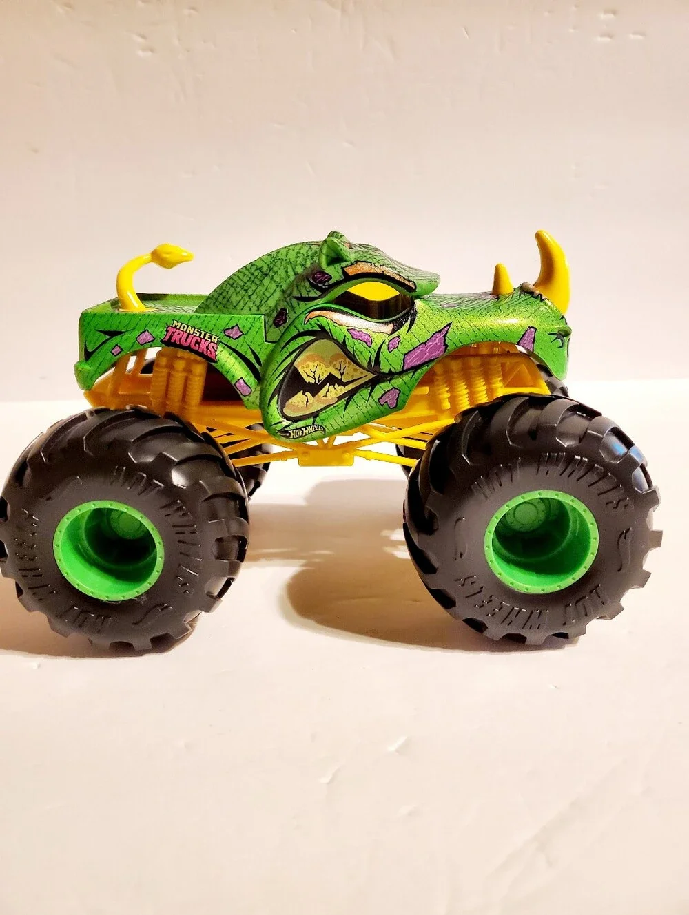 Hot Wheels Monster Trucks 1:24 Scale Rhinomite Green Die-Cast Mattel Toy Truck